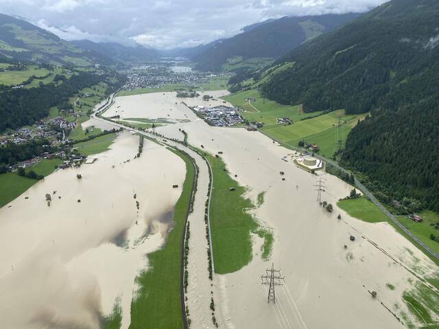Flugaufnahmen vom Hochwasser im Oberpinzgau zwischen Mittersill und Bramberg. | Foto: Land Salzburg/Franz Neumayr