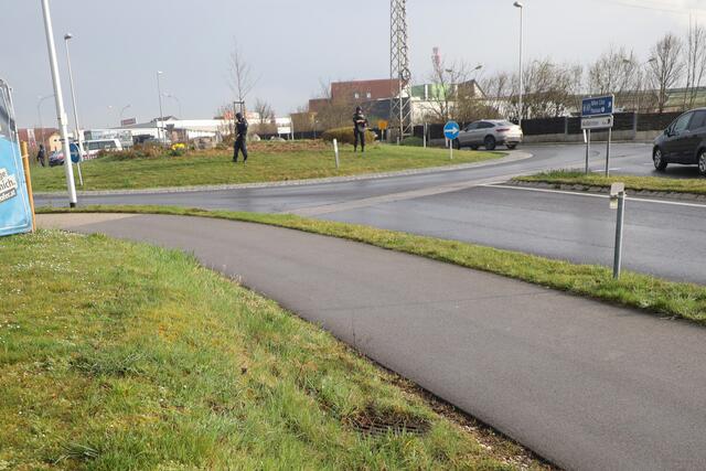 Sturmgewehre und Hubschrauber: Nach einem Mord in Marchtrenk riegelte die Polizei das Gebiet ab und konnte zwei Tatverdächtige schnappen. | Foto: laumat.at