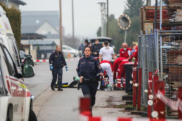 Sturmgewehre und Hubschrauber: Nach einem Mord in Marchtrenk riegelte die Polizei das Gebiet ab und konnte zwei Tatverdächtige schnappen. | Foto: laumat.at