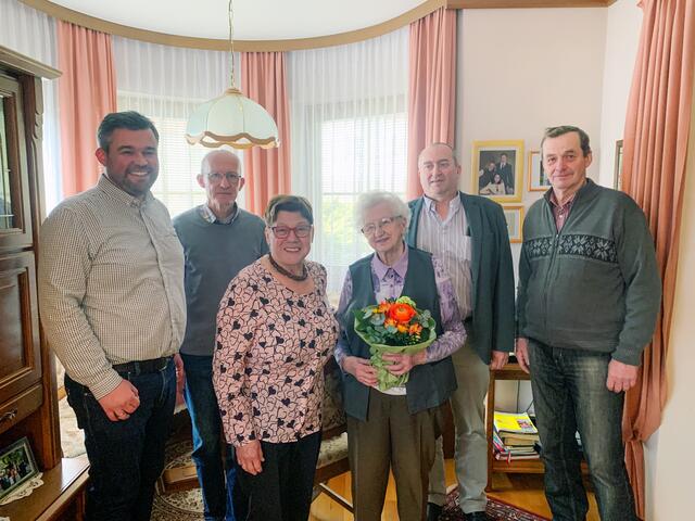 v.l.n.r.: GGR Ing. Andreas Thomaso, Herbert Nast sen., Bürgermeisterin Josefa Geiger, Anna Nast, GGR Josef Brandfellner, Ing. Georg Nast | Foto: Marktgemeinde Sieghartskirchen