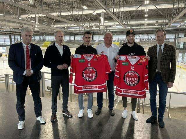 BM Fritz Kratzer (r.) mit geballter Eishockeypower: R. Bader, B. Friedrich, D. Oberkofler, F. Gärtner, K. Moderer (v. l.). | Foto: Endthaler