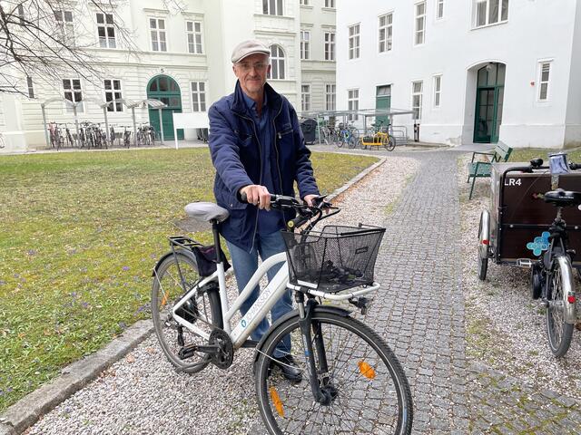 Der Radverkehrskoordinator der Stadt, Peter Weiss, hofft durch ein Bündel an Maßnahmen mehr Menschen für das Radfahren zu gewinnen.  | Foto: Lisa Gold