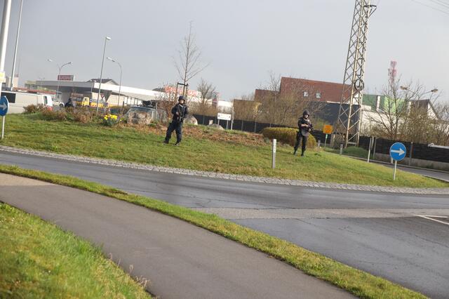 Sturmgewehre und Hubschrauber: Nach einem Mord in Marchtrenk riegelte die Polizei das Gebiet ab und konnte zwei Tatverdächtige schnappen. | Foto: laumat.at