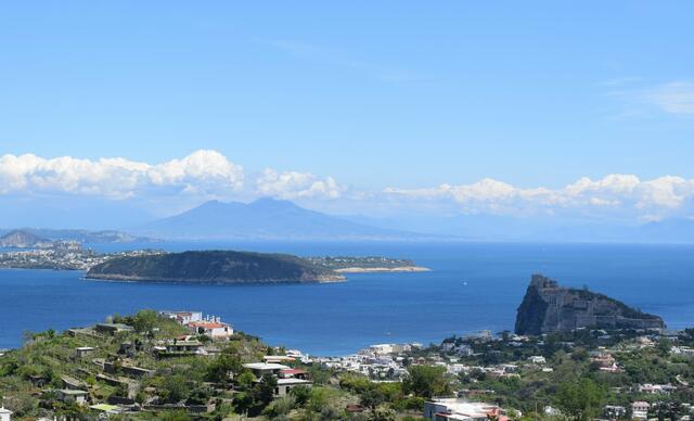 Blick auf den Golf von Neapel mit Vesuv | Foto: Andrea Di Meglio