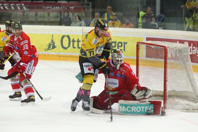 Gleich zweimal wurden die Capitals zu Beginn des Drittels kalt erwischt.  | Foto: Leo Vymlatil