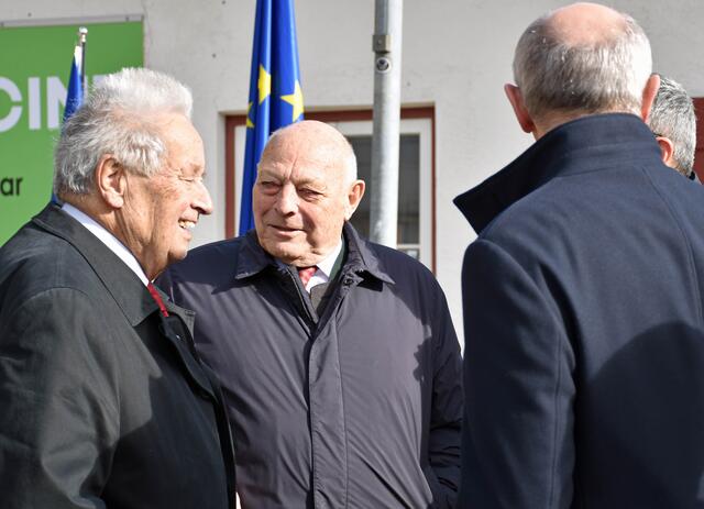 Die ehemaligen Landeshauptleute Wendelin Weingartner und Luis Durnwalder legten seinerzeit persönlich Hand an, um den Grenzbalken zu entfernen. Heute erinnern sie sich vor Ort an die bewegenden Momente von damals. | Foto: © Land Tirol/Brandhuber