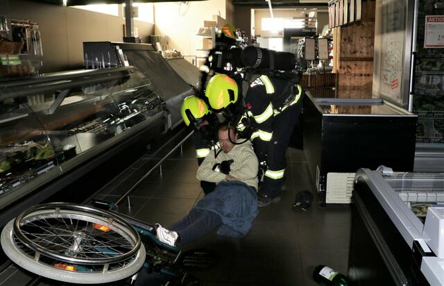 Ein Rollstuhlfahrer mit etwas Alkohol im Blut muss geborgen werden. | Foto: Christian Nowotny