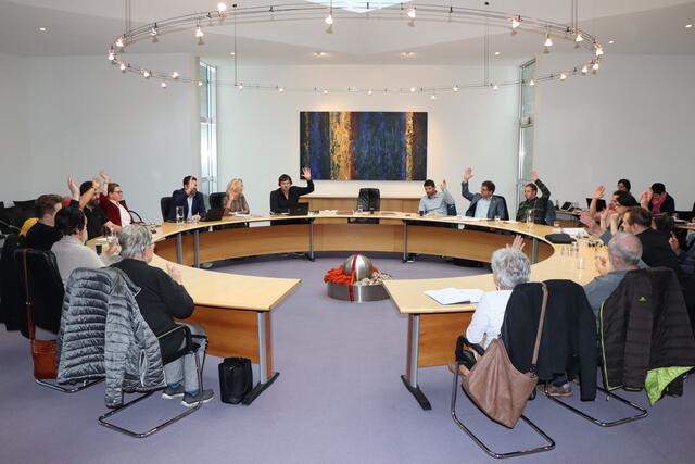 Unter dem Vorsitz des 1. Vizebürgermeisters Thomas Hittler wurde der Rechnungsabschluss 2022 der Stadt Landeck einstimmig angenommen. | Foto: Othmar Kolp