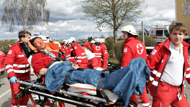 Auch die Brandverletzungen werden versorgt. | Foto: Christian Nowotny
