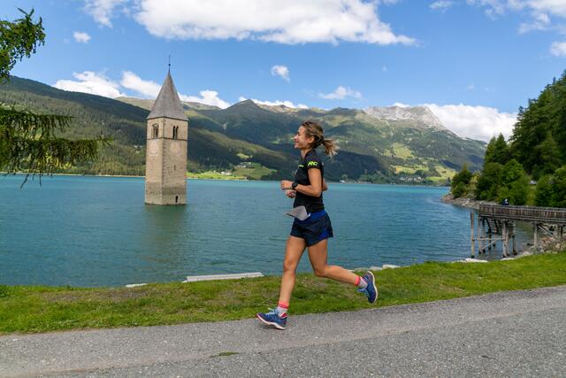 Beim „Reschenseelauf“ am 15. Juli rittert man beim Laufen rund um den Reschensee um den Sieg. | Foto: Reschenseelauf / Josef Rüter