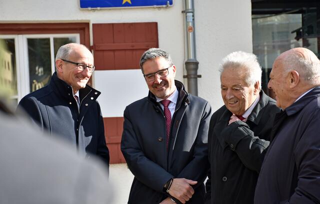 LH Anton Mattle, LH Arno Kompatscher gemeinsam mit Wendelin Weingartner und Luis Durnwalder vor dem alten Zollgebäude am Brenner. | Foto: © Land Tirol/Brandhuber