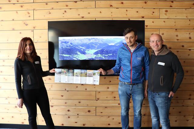 Sportlich durch den Sommer 2023: Manuel Baldauf (Nauders Tourismus, Mi.) mit Deborah Zanzotti und Gerald Burger (Ferienregion Reschenpass). | Foto: Othmar Kolp