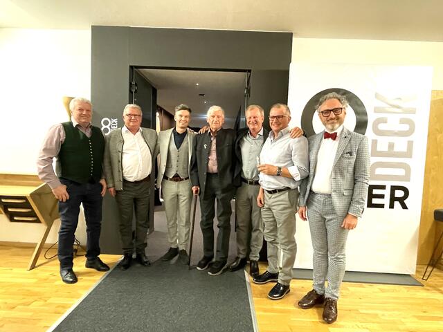 Die Unternehmerfamilie Trixl und Vortragender Christoph Holz (re.) zelebrierten die Eröffnung. | Foto: Kogler
