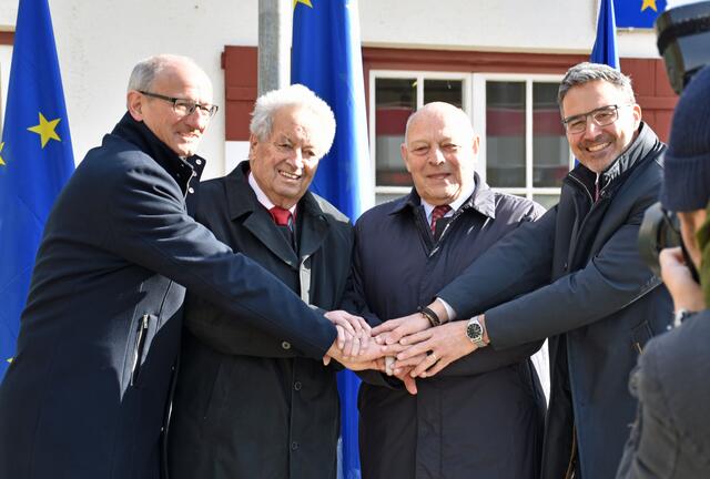 Die Landeshauptleute erinnerten heute gemeinsam an den bedeutenden Moment vor 25 Jahren. | Foto: © Land Tirol/Brandhuber