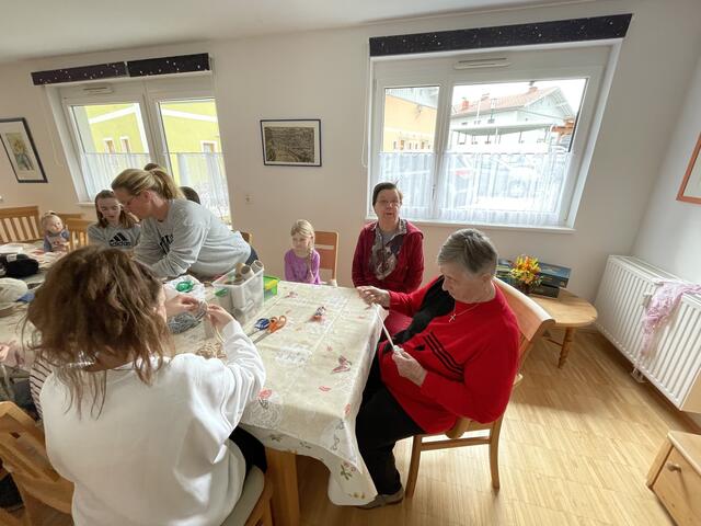 Einfach einmal zusehen oder mithelfen Hauptsache man hatte gemeinsam Spaß. | Foto: Anita Empl