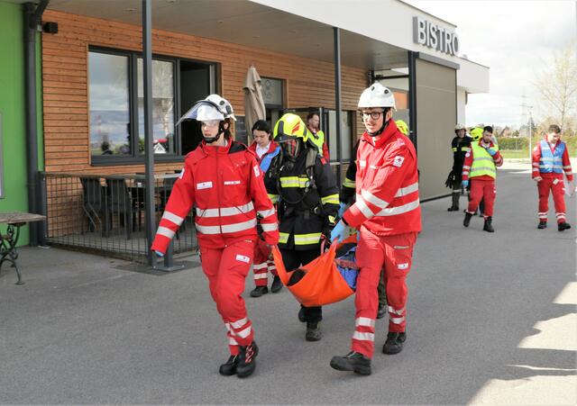 Die ersten Verletzten werden versorgt. | Foto: Christian Nowotny