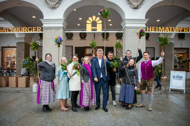 Die Partei „Die Grünen Salzburg" besuchte zusammen mit Vizekanzler Werner Kogler und LH-Stellvertreterin Martina Berthold die Landjugend Flachgau bei Ihrer Palmbuschenaktion im Heimatwerk Salzburg. | Foto: Die Grünen Salzburg