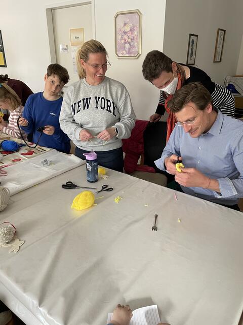 Auch die Eltern bekamen Hilfestellung von Tockner und Hettegger. | Foto: Anita Empl