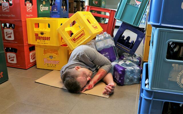 Unter Kisten begraben. | Foto: Christian Nowotny