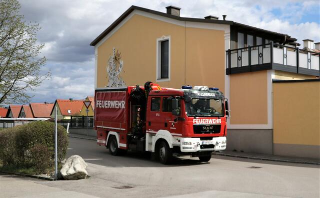 Die ersten Hilfskräfte treffen ein. | Foto: Christian Nowotny