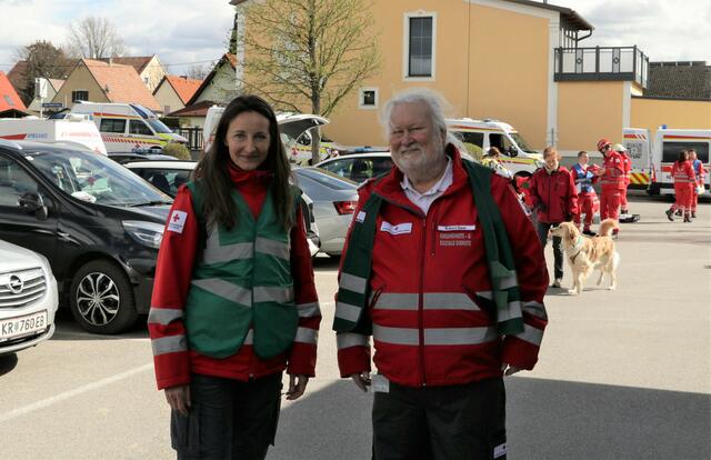 Nina Erlacher und Robert Gaar vom Kriseninterventionsteam betreuen die Unverletzten. | Foto: Christian Nowotny