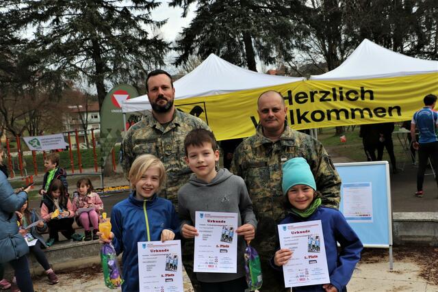 Platz 1 für  Jonathan, Antun und Mika von der VS Gratkorn, die den Orientierungslauf in einer Zeit von 13:57 Minuten bewältigten  | Foto: Edith Ertl