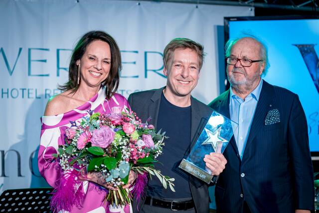 Stolzer Award-Gewinner Max Müller mit seiner Laudatorin Vera Russwurm und dem Hausherrn Hans-Werner Frömmel.