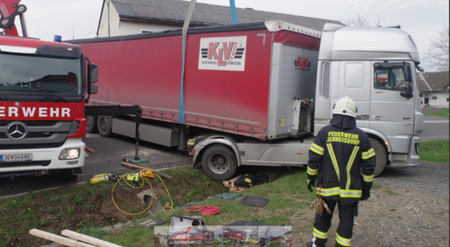 Die Feuerwehren Jennersdorf und Welten hievten einen mit Stahl beladenen Lkw-Sattelzug, der die Straße blockierte, aus seiner Notlage. | Foto: Feuerwehr Welten