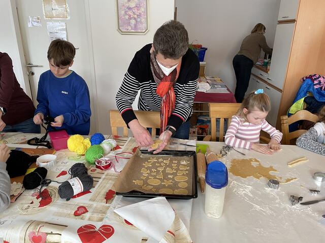 Ingrid Hettegger half selbst kräftig mit, von ihr kam die Idee für den gemeinsamen Nachmittag. | Foto: Anita Empl