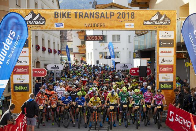 Die Region Nauders-Reschenpass hat sich auch im Sommer 2023 das Ziel gesetzt, Hobbysportler:innen einen einzigartigen Mix aus sportlichen Events zu bieten. Teilnehmer:innen aus über 40 Ländern machen den Event „Bike Transalp“ (09. bis 15. Juli 2023) zu einem Highlight der Mountainbikeszene. | Foto: Bike Transalp / Martin Sass