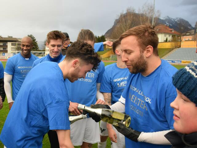 Kontrolle der Sektmarke! | Foto: Schwaighofer