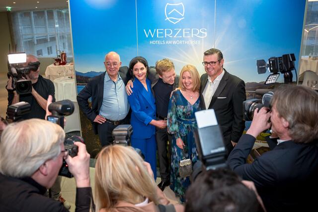 Stargäste: Die Rosenheim-Cops waren die diesjährigen Stargäste bei der glamourösen Saisoneröffnung im Hotel Werzer. Max Müller (Bildmitte) erhielt den begehrten "Golden Werzers Award".