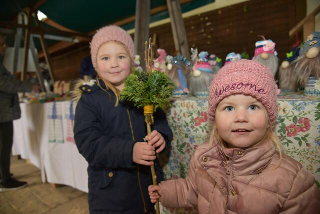 Hanna und Mona freuen sich schon auf den Osterhasen