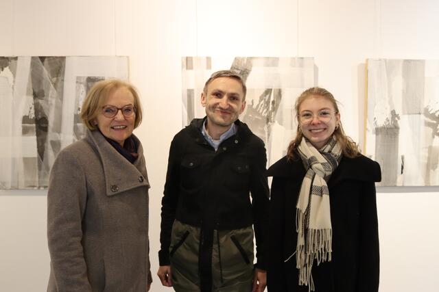Die Hauptakteure des Abends: Künstlerin Helga Madera, Christoph Waldhart (leitete das Künstlergespräch) und Anna Tschiderer (sprang kurzfristig für den erkrankten Ludwig Blasy ein).  | Foto: Elisabeth Zangerl