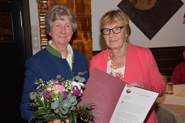 Für ihre Verdienste um die Heimatstube Pabneukirchen überreichte Christine Hochstöger an Hildegard Plaimer den Ehrenbrief des Verbunds der OÖ Museen.  | Foto: Zinterhof