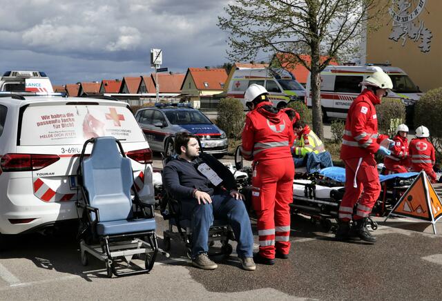 Die ersten Verletzten werden versorgt. | Foto: Christian Nowotny