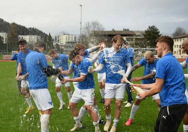Ausgelassene Feier beim Team des FC Kufstein. | Foto: Schwaighofer
