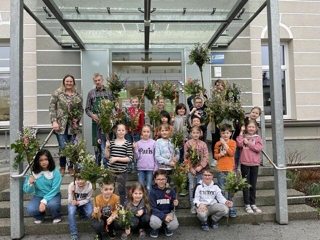 Die Schüler mit ihren selbstgebunden Palmbuschen. | Foto: VS am Dom