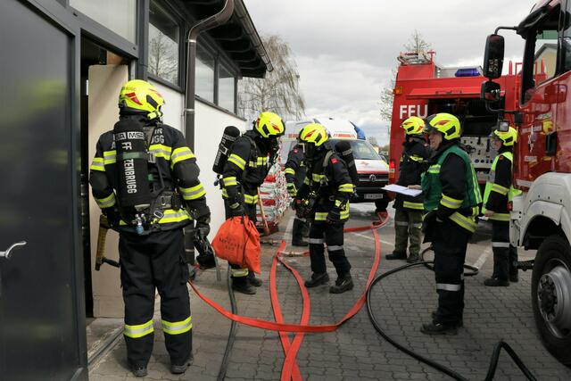 Die ersten Helfer betreten den Einsatzort. | Foto: Christian Nowotny