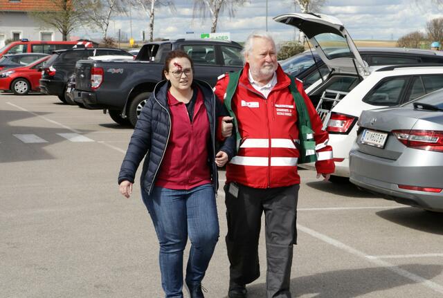 Leicht Verletzte wird in Sicherheit gebracht. | Foto: Christian Nowotny