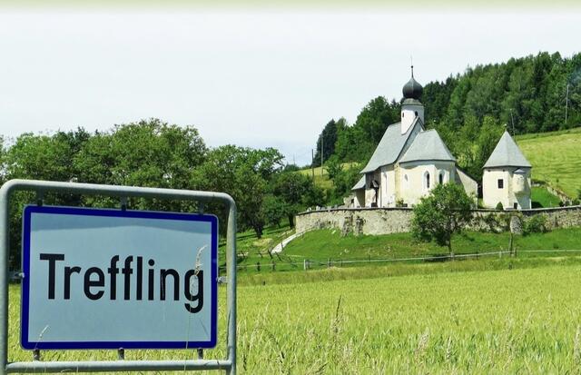 Aus der Filialkirche bei Treffling (rechts am Bild befindet sich der Karner) wurden die Schädel entwendet.  | Foto: MeinBezirk.at/Archiv