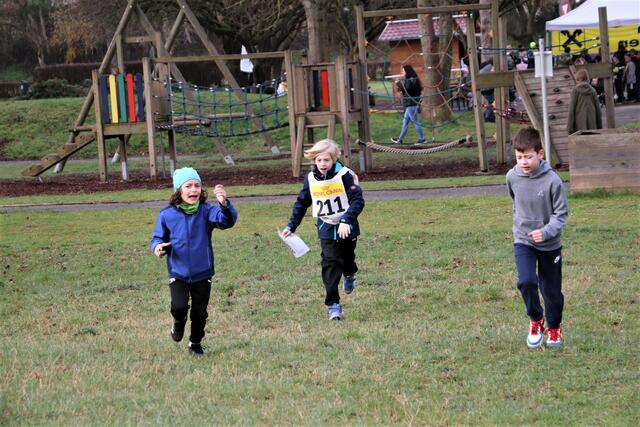 Antun, Jonathan und Mika laufen zum Sieg beim Orientierungslauf in der Klasse Volksschüler. | Foto: Edith Ertl