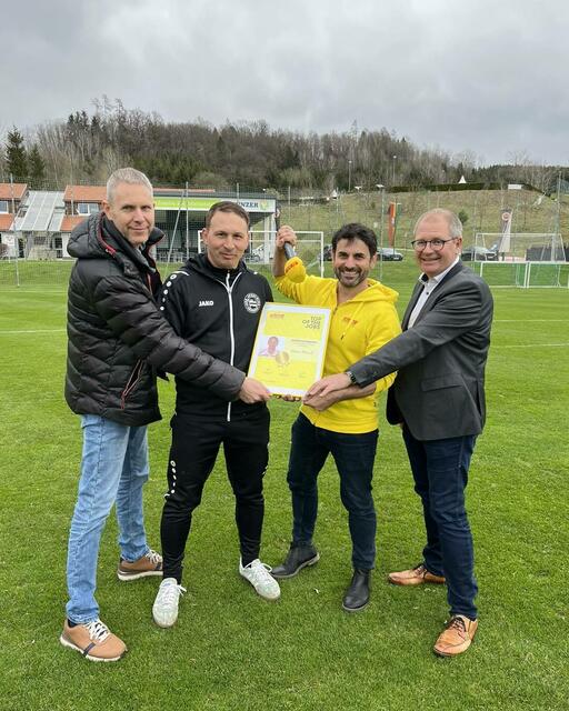 Heimo Blümel wurde zum beliebtesten Platzwart der Steiermark gekürt, da gratulierte auch der Voitsberger Bürgermeister Bernd Osprian. | Foto: ASK Voitsberg