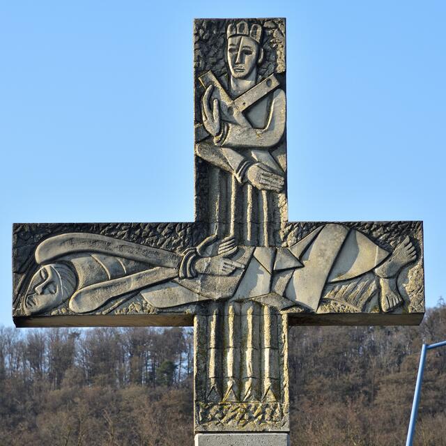 Bildhauerarbeit (2002) von Robert Herfert und Sohn Andreas Herfert auf der Donaubrücke Pöchlarn: Darstellungen des heiligen Johannes Nepomuk | Foto: Hans-Peter Kriener