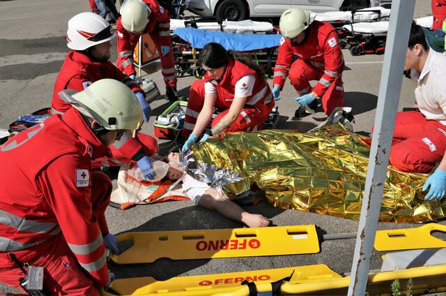 Die ersten Verletzten werden versorgt. | Foto: Christian Nowotny