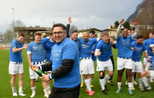 FC Kufstein - Trainer Husic im Sektbad. | Foto: Schwaighofer