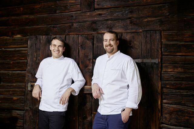 „Wir sind unglaublich stolz auf unser Team rund um Küchenchef Christian Jeske, das die kulinarische Vision in der Hubertusstube und im Jagdhof mit Leidenschaft, Motivation und Innovation gemeinsam mit uns vorantreibt und umsetzt“, sagt Alban Pfurtscheller (r.) zu den neuerlichen Spitzenbewertungen. | Foto: marketing deluxe