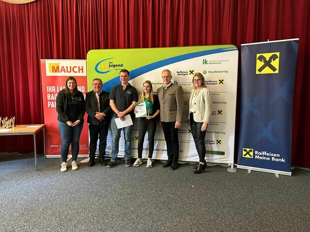 Vorbereitete Rede über 18 – 3. Platz Julia Pemwieser (Landjugend Gilgenberg)
v.l.n.r.: Bezirksleiterin Julia Grill, Neukirchner Bürgermeister Mag. Johann Prillhofer, Bezirksleiter Fabian Beinhundner, Julia Pemwieser, BBK-Obmann Bundesrat Ferdinand Tiefnig, LAbg. Gabriele Knauseder
 | Foto: Bezirkslandjugend Braunau