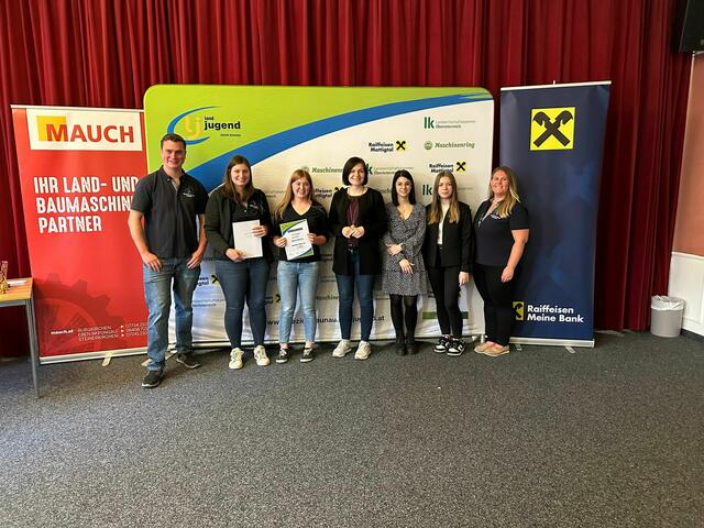 Spontanrede unter 18 – 4. Platz Anja Kupfner (Landjugend Neukirchen)
v.l.n.r.: Bezirksleiter Fabian Beinhundner, Bezirksleiterin Julia Grill, Anja Kupfner, Bezirksbäuerin Christina Huber, Vertreterinnen der Raiffeisenbank Valentina Holzleitner und Lisa Schinwald, ehemalige Bezirksleiterin Sandra Gaisbauer
 | Foto: Bezirkslandjugend Braunau