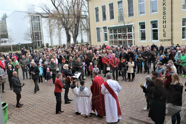 In Kalsdorf begrüßten Pfarrer Josef Windisch und Diakon Hans Hofer im Schulhof die zahlreichen Besucher der Palmweihe. | Foto: Edith Ertl